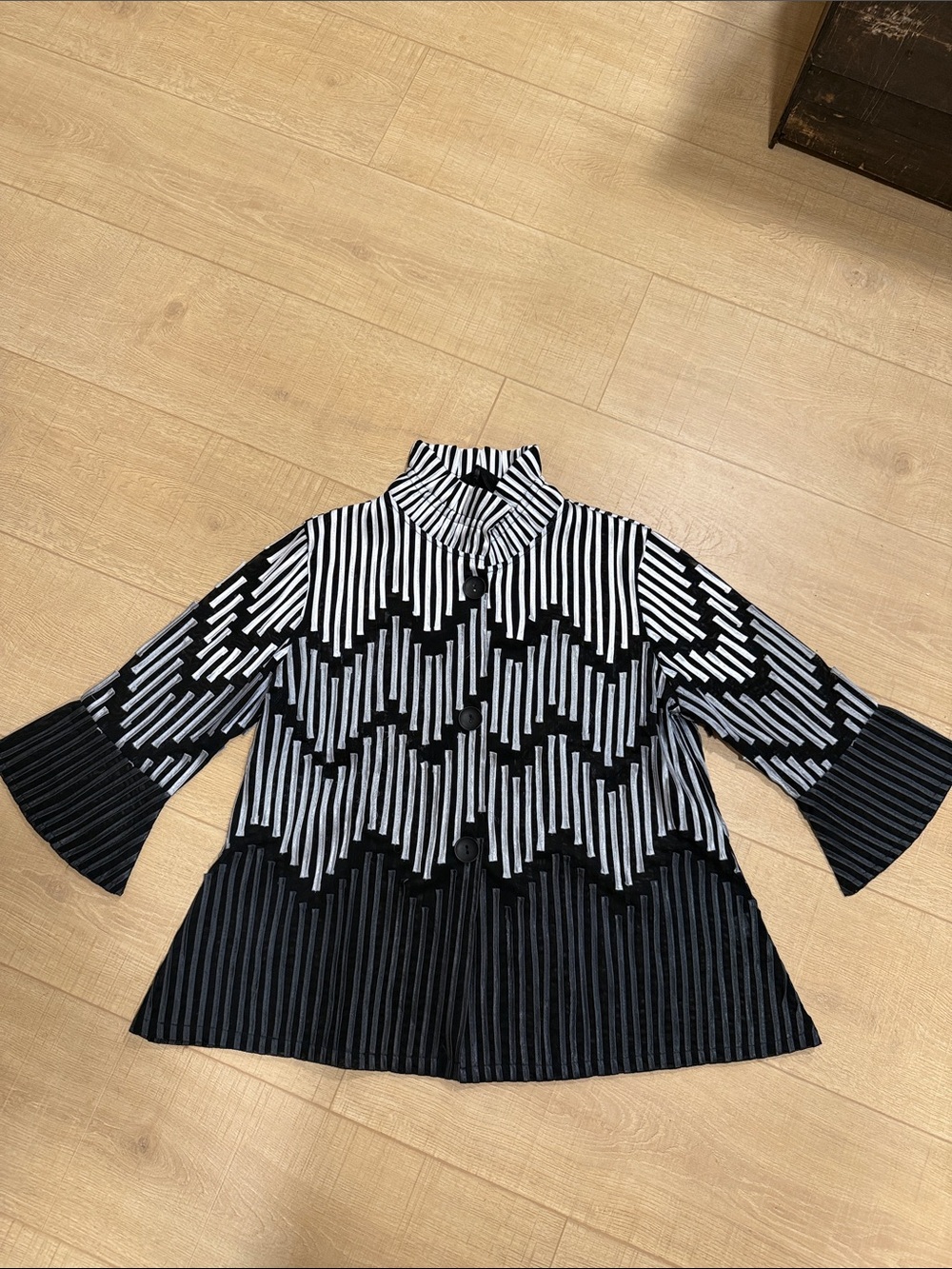 Damee Inc Black & White Zigzag Pattern Mesh Button Down Top
